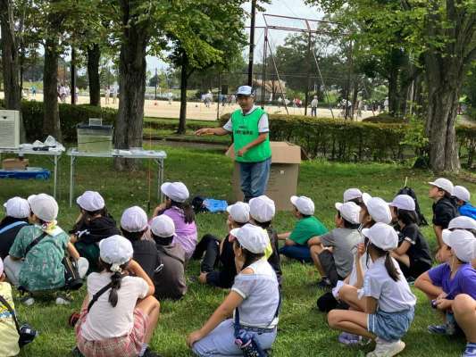 桶川市立川田谷小学校3年生は、城山公園で実施。