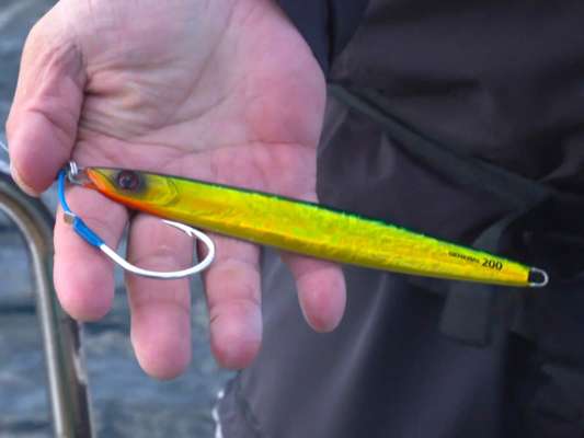 向林の選んだジグは、様々なベイトパターンに対応する左右非対称のセミロングタイプ。「ジェネラル」200g、5/0シングルフックからスタート。フックは、小さいと懐が小さく掛かりが浅くなるので、できるだけ深く刺すために大きめを使うとのこと。菊田は直進性と水平姿勢に優れた「ステイ」200gに4/0のシングルフックをセットした。 &copy;釣りビジョン