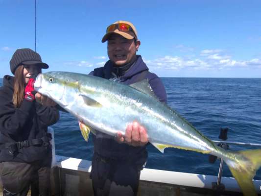 しっかりとした着底感を得られ、フォール時の止め当たりがわかりやすいベイトタックルを使用。すると、フォールでビタ止まり！ランスに装着したダブルフックは言わばパラシュート。水平姿勢を保ちながらロングジャークでフォール時間を稼いだ。上がってきたのは推定7キロのブリ。「狙って釣れたので嬉しい！」と向林も納得の1匹となった。 &copy;釣りビジョン