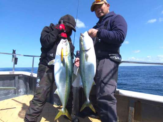 見事パワーファイトを制した菊田！ジグは「ステイ」200gレッドゴールド。10回早巻き&ストップからの3回目の早巻きでヒット。10mずつ上げてきて底から30m。計量の結果、惜しくも10kgには届かなかったが、9.475kgのデカブリを仕留めた。向林も、丸々と脂の乗った丹後ブリ！ &copy;釣りビジョン