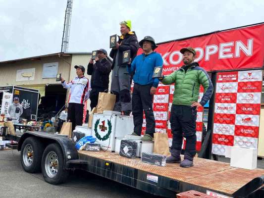 表彰台の面々。仲さんの1尾以外はすべて南湖での釣果だった。 &copy;古川龍二