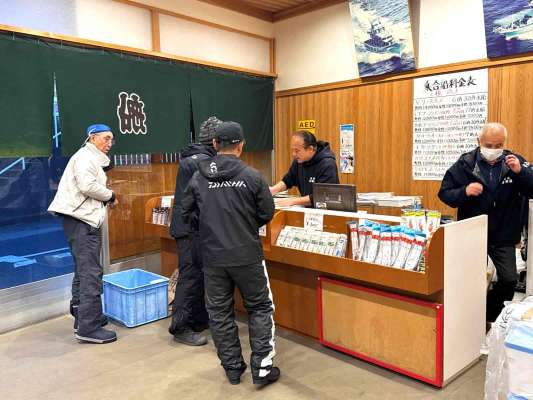 受付でエサの購入と船代の支払い。 &copy;釣りビジョン