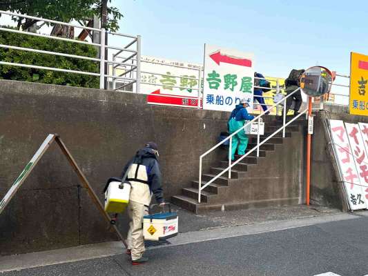 店前の土手の向こうに乗船場所がある。 &copy;釣りビジョン
