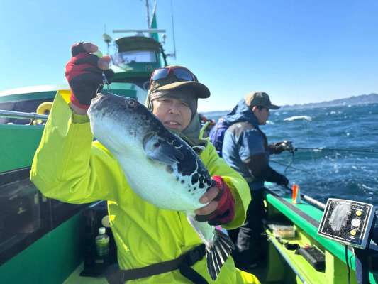 幸先の良い良型に笑みがこぼれる。 &copy;釣りビジョン