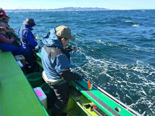 続いてお隣にもヒット！ &copy;釣りビジョン