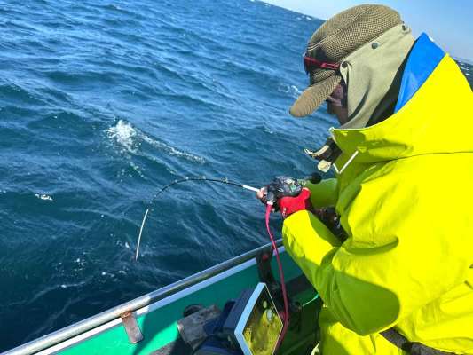 開始早々、強烈なヒット！ &copy;釣りビジョン