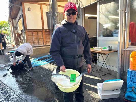 番号札と同じ番号の桶に入れて預ける。 &copy;釣りビジョン