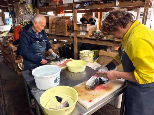 釣れたトラフグは船宿で捌いてもらう。 &copy;釣りビジョン