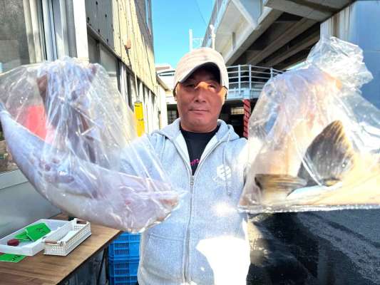 番号を呼ばれたら、番号札と引き替え。 &copy;釣りビジョン