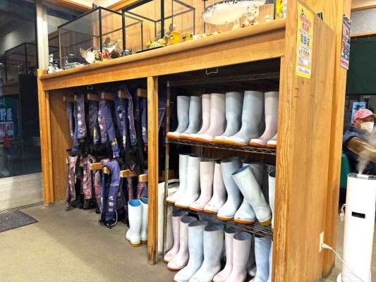 ライフジャケット、長靴、クーラーの貸し出しもあり。 &copy;釣りビジョン