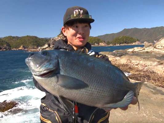 40cmオーバーのグレを手にする。 &copy;釣りビジョン