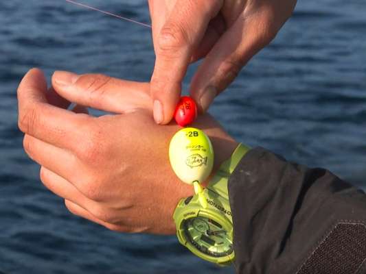 状況に合わせて2段ウキも多用する。 &copy;釣りビジョン