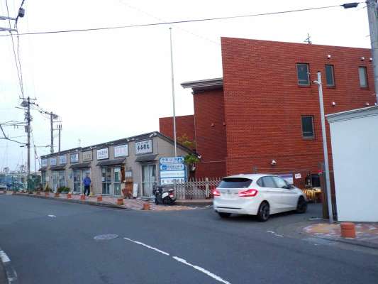 赤煉瓦の建物の手前を右折で駐車場、直進右の建物は船宿事務所棟。 &copy;釣りビジョン