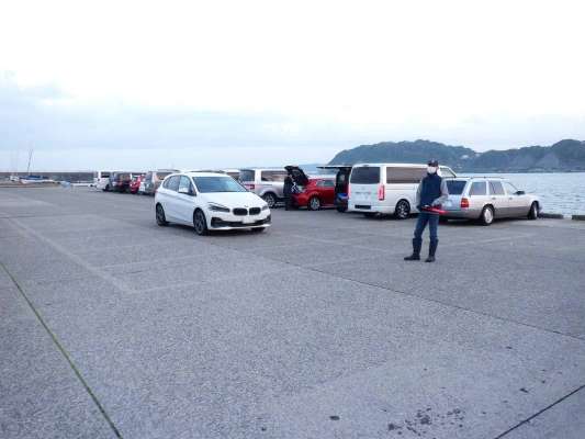 駐車場ではスタッフの指示に従って駐車する。 &copy;釣りビジョン