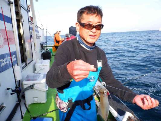 船中1杯目のマルイカ、胴長16～17cmほど。 &copy;釣りビジョン