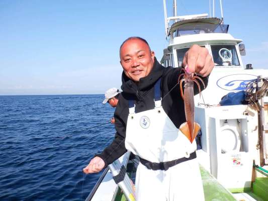右舷ミヨシでもムギイカが釣れた。 &copy;釣りビジョン