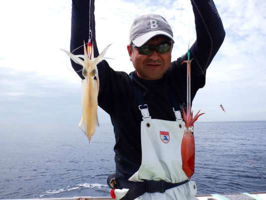 マルイカのダブル。向かって右は触腕に掛かってきた。 &copy;釣りビジョン