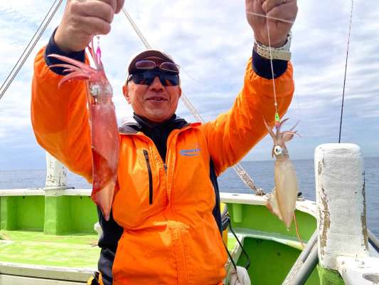 マルイカのダブル。向かって左は明らかに大型だ。 &copy;釣りビジョン