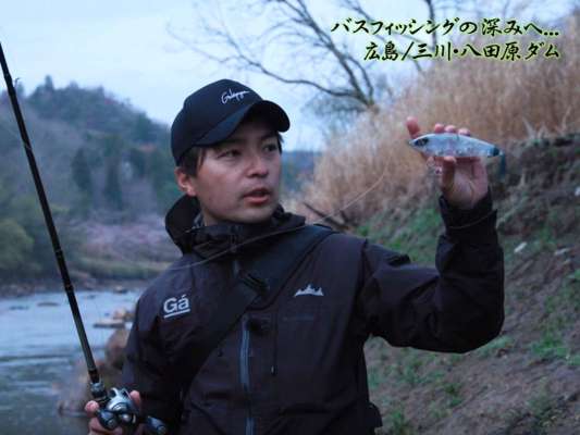 今回の釣行でも多用したビッグベイトルアー「グレイス210」。鹿内がプロデュースした、このルアーには取り外し可能なリップが「ダイブリップ」と「クイックリップ」と2種類ある。「ダイブリップ」は障害物回避性能、そして「クイックリップ」は機敏なアクション、という特徴を持つ。どちらのリップでも、共通してドッグウォークアクションを出すことができ、緩急自在に使い分けられるのが「グレイス210」だ。&copy;釣りビジョン