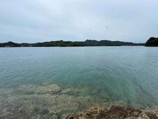 目の前に潮目が確認できる。まずは潮下の釣り座を選択した。 &copy;釣りビジョン