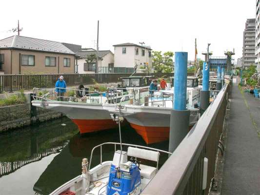 船は運河沿いに係留されている。 &copy;釣りビジョン