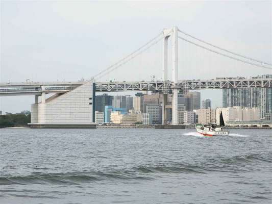 レインボーブリッジを越えて東京湾へ。 &copy;釣りビジョン