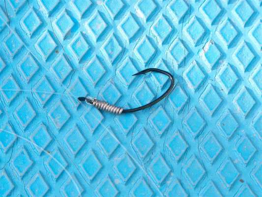 エビの安定、回転防止にチモトへ糸オモリ。 &copy;釣りビジョン