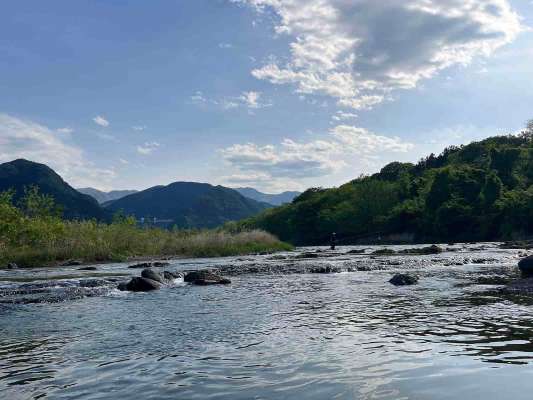 長く続く岩盤には鮎の姿が。 &copy;釣りビジョン