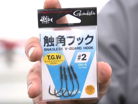 今回丑谷が使用した、がまかつ「触角フック」。特徴は根掛かりしづらく、魚の掛かりが良いこと。ワームキーパーによりワームがズレにくくキープ力が強い。また障害物などはガード（触角）があることで回避してくれる。&copy;釣りビジョン