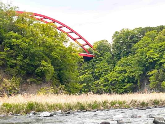 巴川橋付近は川幅が狭くなり石も点在する流れのあるポイント。 &copy;釣りビジョン