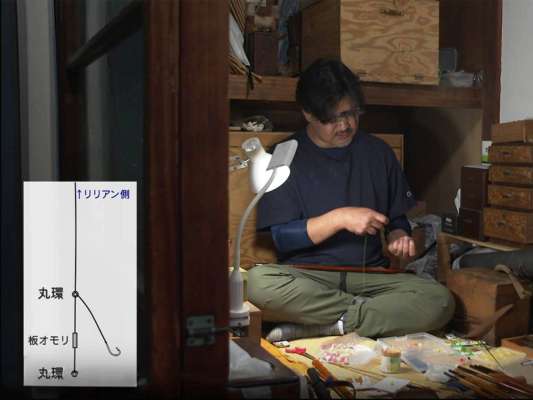 小春のこだわりの仕掛け作りを紹介！マブナの探り釣りスタイル。マブナは上から落ちてくるものに興味を示すので、エサはなるべくゆっくりと落とす。そして、しっかり底を取るため、板オモリを使い〝遅オモリバランス〟を目指す。1回作って釣り場で調節することが大事。「自作の仕掛けで釣る喜びを皆さんにも体感してもらいたい」と話す。 &copy;釣りビジョン