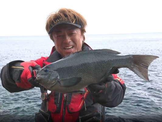 終盤に良型のクチブトグレを仕留めた平和卓也。&copy;釣りビジョン