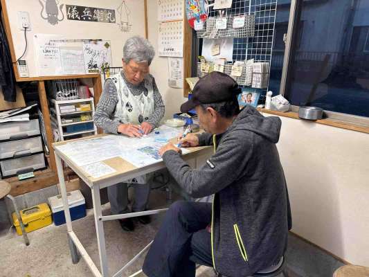 乗船カードに記入して、乗船料を支払う。 &copy;釣りビジョン