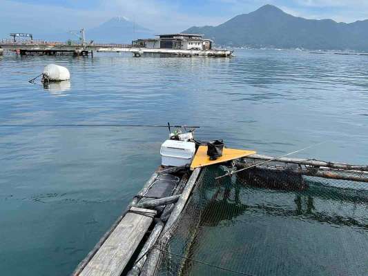 足場は狭いが魚影はピカイチ。荷物は少なめに。 &copy;釣りビジョン