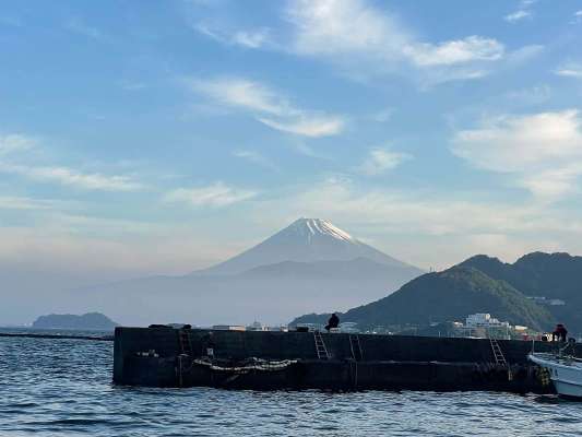 駐車場からの富士山。目の前にドカーンと見えるその姿は圧巻である。 &copy;釣りビジョン