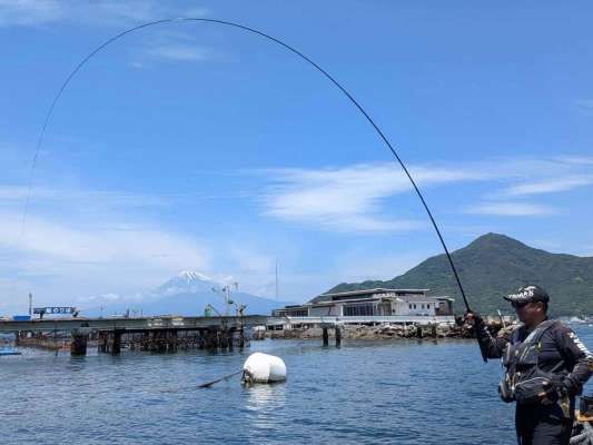 雄大な富士山をバックに竿を曲げられる幸せ！ &copy;釣りビジョン