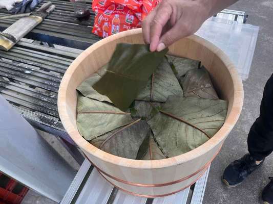 これまた絶品！友人のお母さんが作ってくれた朴葉寿司！止まらない～。 &copy;釣りビジョン