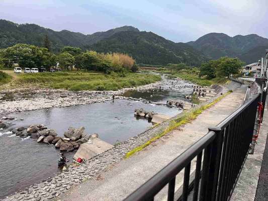 本解禁を迎えた和良川には多くの釣り人が訪れていた。 &copy;釣りビジョン
