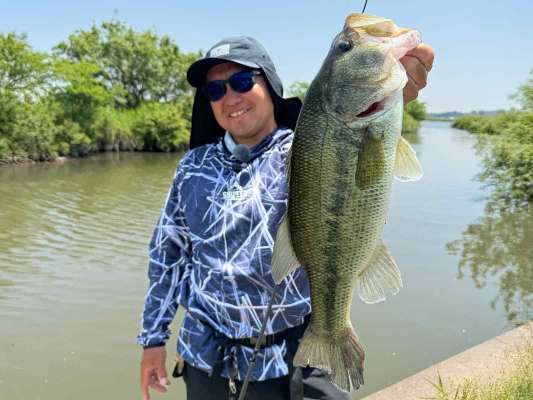 狙い通りキッカーフィッシュをキャッチする江口俊介。この霞ケ浦水系は、TOP50やバサーオールスタークラシックなど昔から相性が良いそうだ。 &copy;釣りビジョン