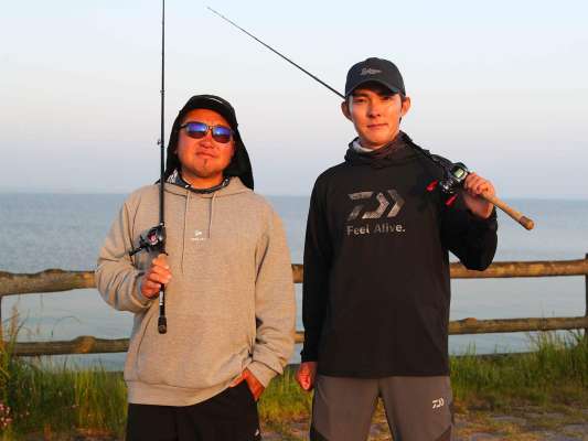 弾丸BASSボカン・江口俊介（左）と、オカッパリ界のレジェンド・川村光大郎（右）。『釣戦』第2戦オカッパリトライアスロンは、印旛沼と霞ヶ浦、ともにマッディーシャローフィールドで釣技を磨いた2人が出場する。 &copy;釣りビジョン