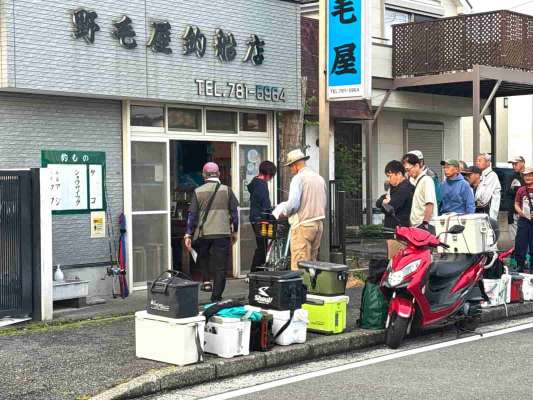 開店は5時30分。 &copy;釣りビジョン