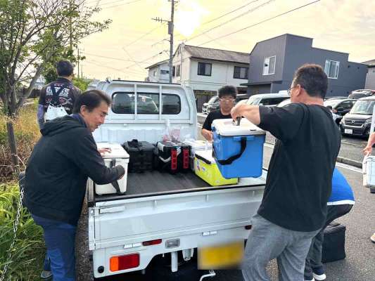 クーラーやバッカンは軽トラで運んで貰う。 &copy;釣りビジョン