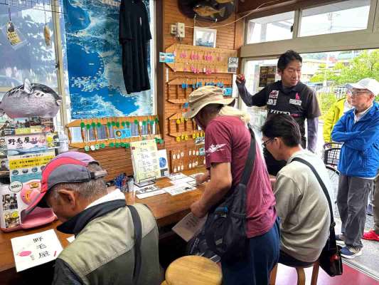 席札を確保して乗船カードに記入。 &copy;釣りビジョン
