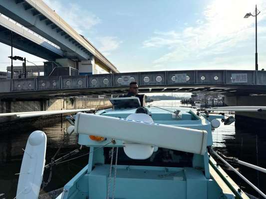 出港後は橋をくぐるので竿を寝かせる。 &copy;釣りビジョン
