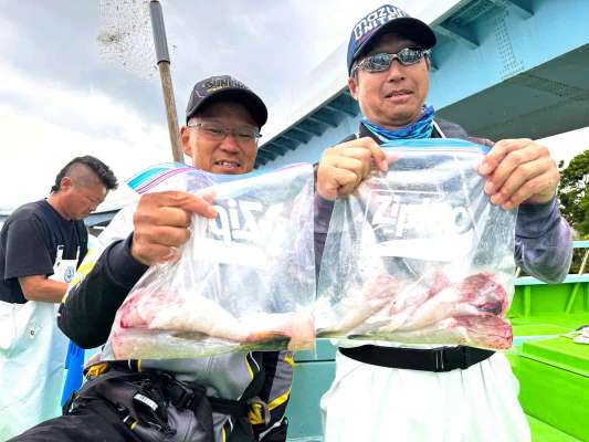 可食部だけの棒身（身欠き）にして貰って持ち帰る。 &copy;釣りビジョン