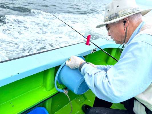 沖上がり時に釣座を洗い流すエチケット。 &copy;釣りビジョン