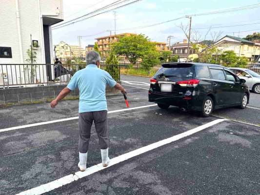 駐車場所は船宿スタッフが案内してくれる。 &copy;釣りビジョン