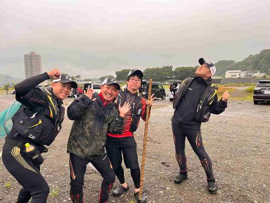 試合開始前には小雨に！さあ！頑張るぞ！ &copy;釣りビジョン