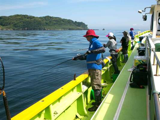 水深10m前後の浅場からスタート。 &copy;釣りビジョン