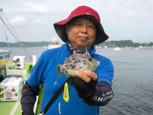 船中1匹目でまずは安心。 &copy;釣りビジョン